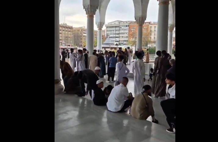 Melike Hatun camisinde bayram namazı sonrası. Yer: Maalesef Türkiye Cumhuriyeti'nin başkenti Ankara - Resim: 14